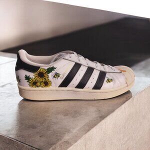 ADIDAS Customized Superstar Low-Top Sneaker Sunflower & Honey Bee Womens SZ 6.5